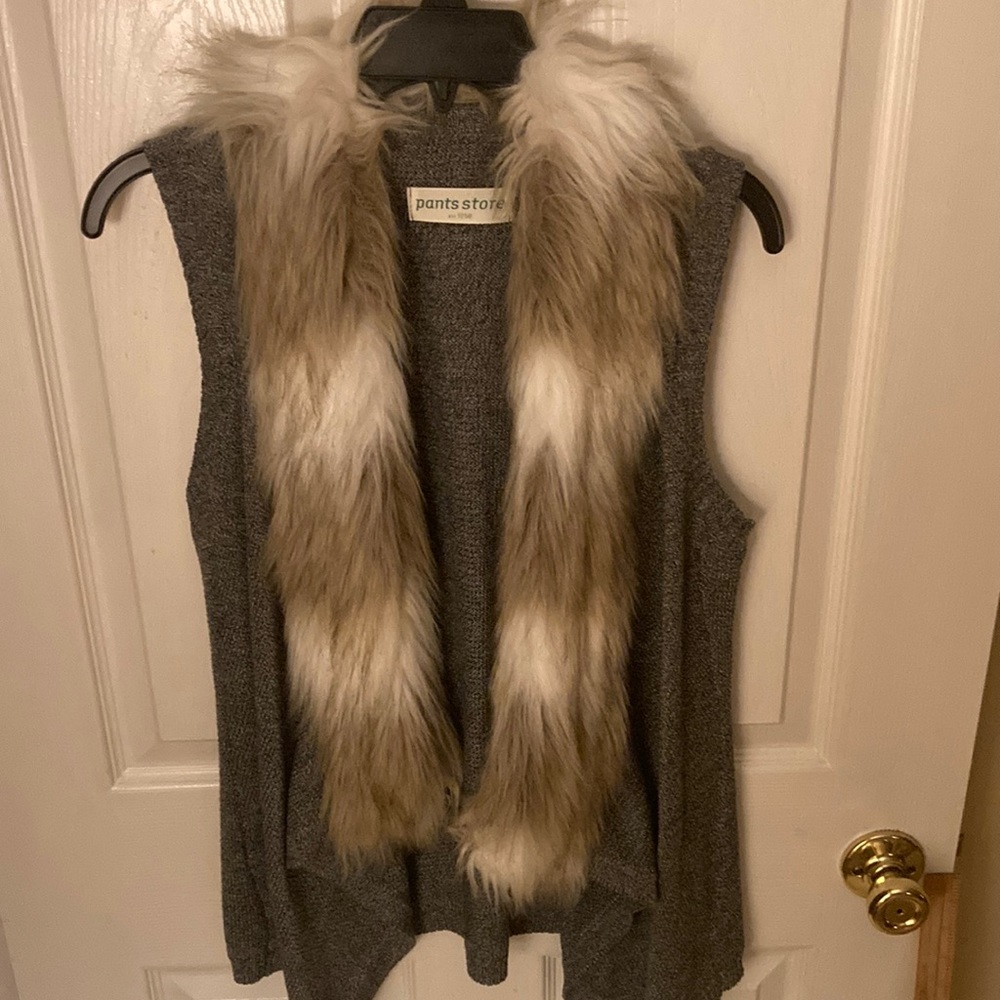 Lady’s knit Black and Tan sweater vest with faux fur trim. Sz S. Private Label